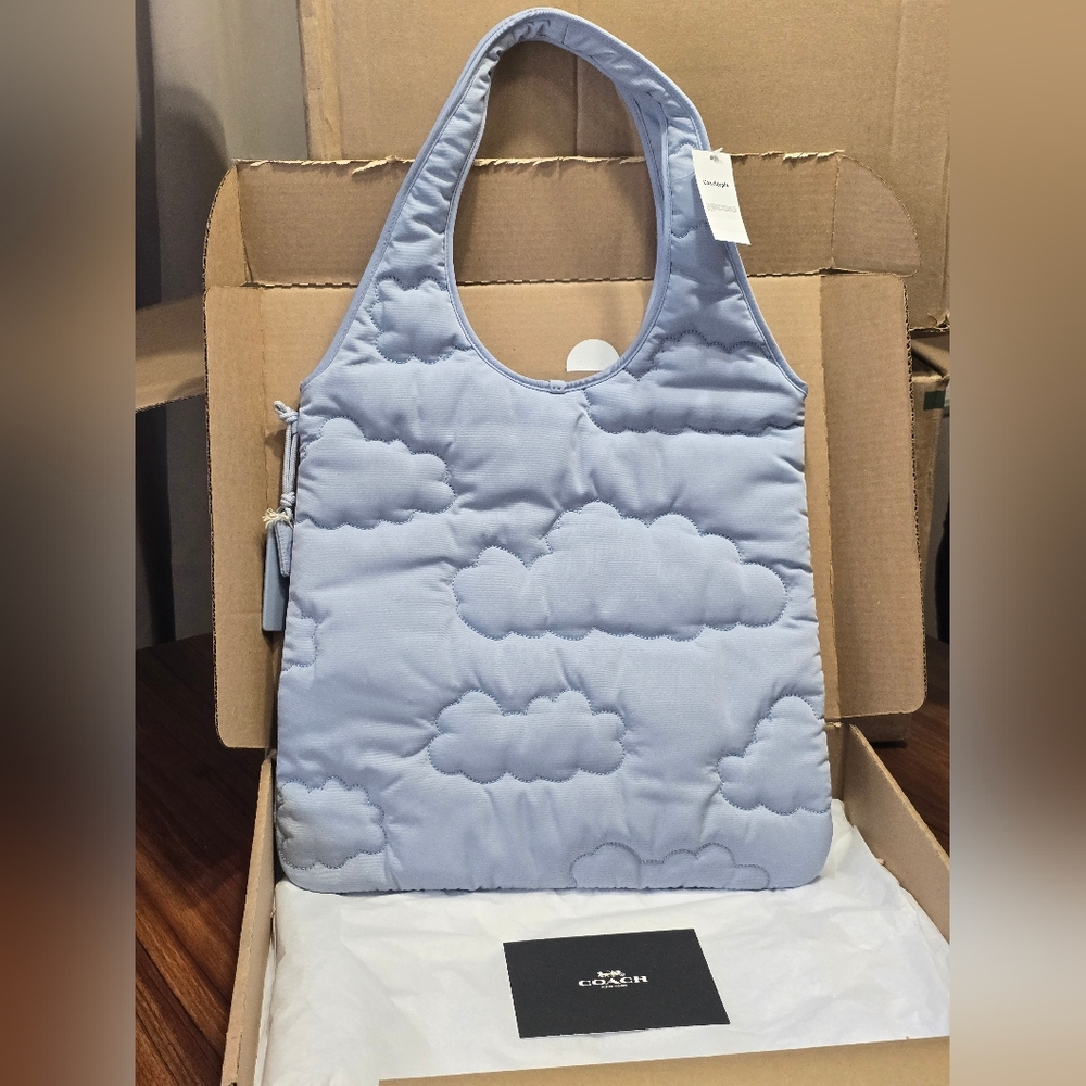 *NWT* COACHTOPIA Loop Flat Tote, Coach Quilted Cloud Tote Bag - Picture 4 of 16